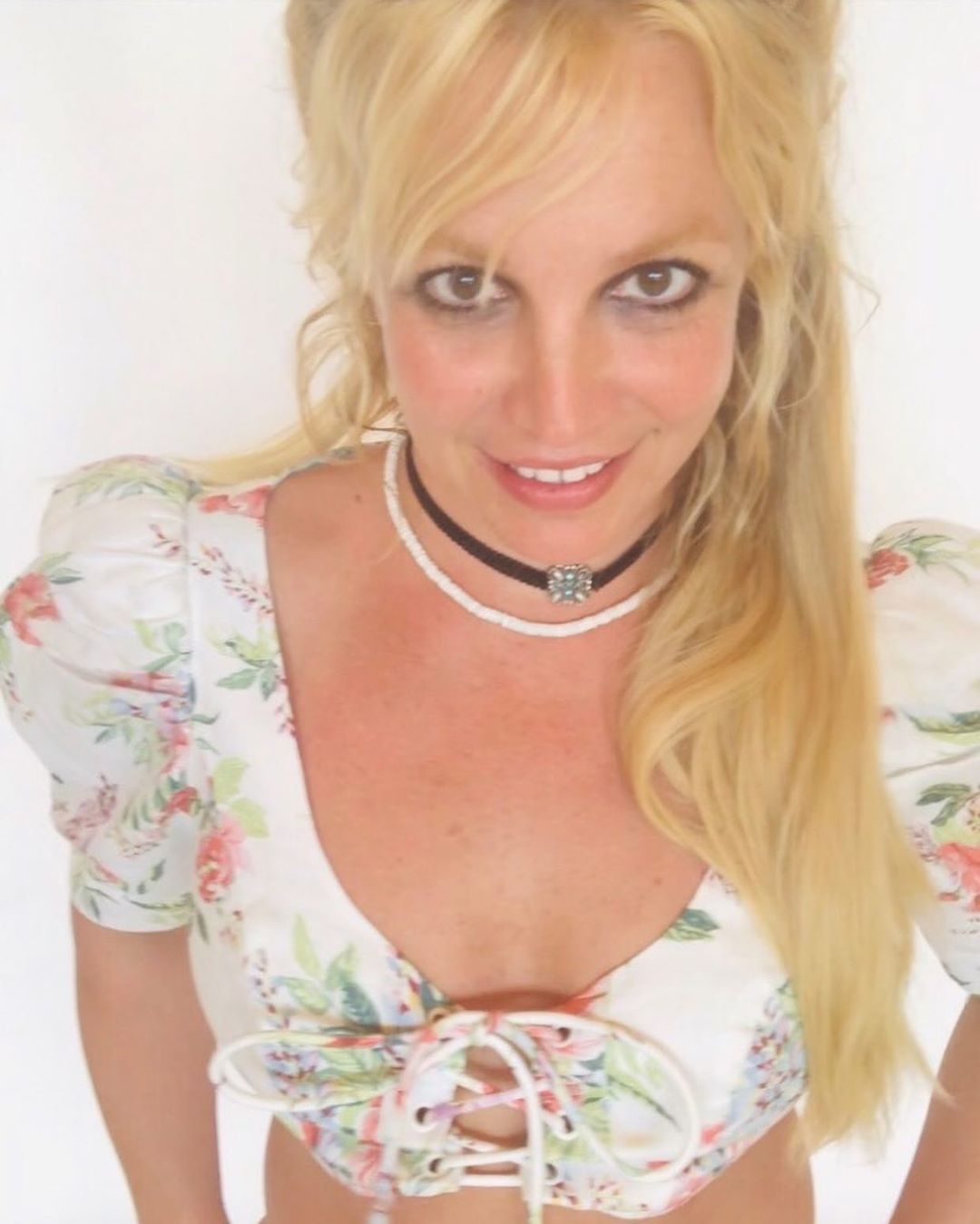 Найкрасивіша на світі: Брітні Спірс захопила стрункою фігурою і квітучим зовнішнім виглядом